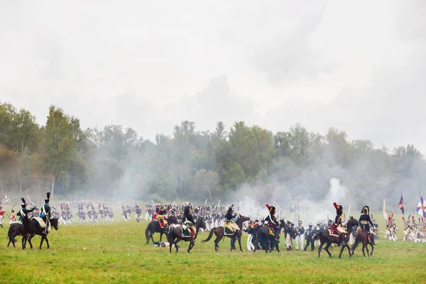BORODINO, RUSIA - 06 de septiembre de 2015 - Representación de la batalla de Borodino (la guerra patriótica de 1812 años). Los turistas ven la actuación desde los lugares cercados. Región de Moscú, Rusia . — Foto de Stock