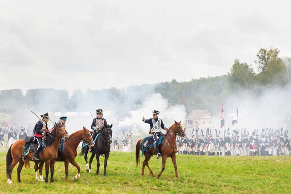 Borodino, Rusya Federasyonu - 06 Eylül 2015 - canlandırma Borodino (1812 yılın Vatanseverlik Savaşı) savaş. Turistler çit yerlerden olan performansı dikkat et. Moscow region, Rusya Federasyonu.