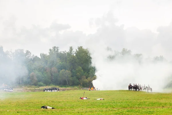 Borodino, Rosja - 06 września 2015 - rekonstrukcja bitwy pod Borodino (Wojny Ojczyźnianej 1812 roku). Turystów obejrzeć występ od od miejsc, ogrodzony. Moscow region, Federacja Rosyjska. — Zdjęcie stockowe