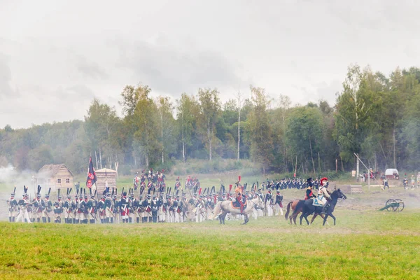 BORODINO, RUSSIA - September 06, 2015 - Reenactment of the battle of Borodino (the Patriotic war of 1812 year). Tourists watch the performance from from the fenced places. Moscow region, Russia. — Stock Photo, Image