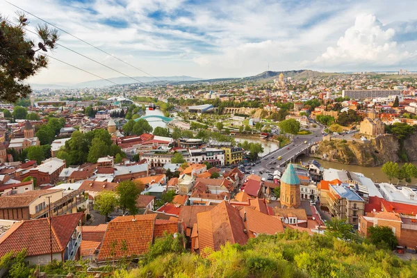 Vista panorámica de Tiflis, capital del país de Georgia. Vista desde la fortaleza de Narikala. Carretera de cable sobre techos alicatados . — Foto de Stock