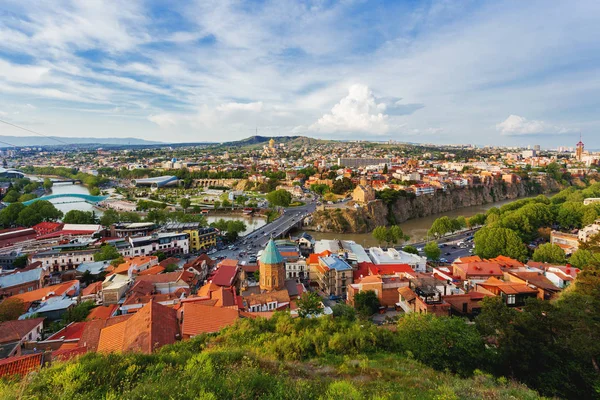 Vista aérea de la Catedral de la Santísima Trinidad de Tbilisil (Sameba). Vista del atardecer en Tiflis, Georgia . — Foto de Stock