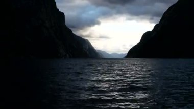 Lysefjord, Norveç güzel günbatımı panorama görünüm. Timelapse klip.
