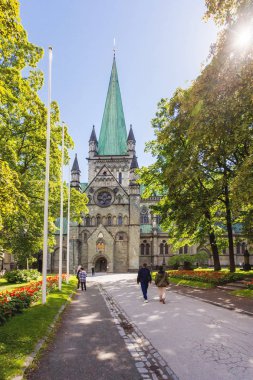 Trondheim, Norveç - 15 Haziran 2017. Güneşli yaz günde Nidaros Cathedral (Nidarosdomen) yanında yürüyen turist.