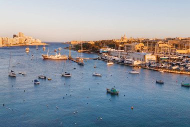 Valletta sahilinde manzarası Görünümü Sliema, Malta üzerinden Marsamxett üzerinden. Marsamxett limanının Panorama gün batımı görünümü.
