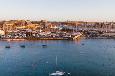 Valletta sahilinde manzarası Görünümü Sliema, Malta üzerinden Marsamxett üzerinden. Marsamxett limanının Panorama gün batımı görünümü.