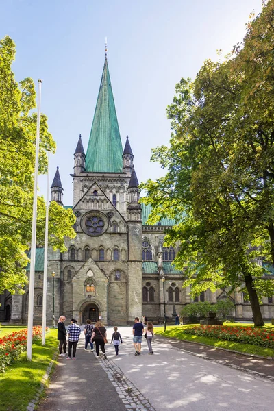 Trondheim, Norveç - 15 Haziran 2017. Güneşli yaz günde Nidaros Cathedral (Nidarosdomen) yanında yürüyen turist. 