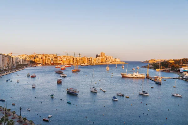 Valletta sahilinde manzarası Görünümü Sliema, Malta üzerinden Marsamxett üzerinden. Marsamxett limanının Panorama gün batımı görünümü.