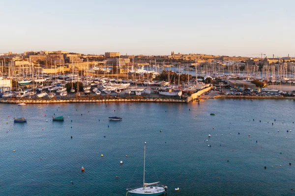 Valletta sahilinde manzarası Görünümü Sliema, Malta üzerinden Marsamxett üzerinden. Marsamxett limanının Panorama gün batımı görünümü.