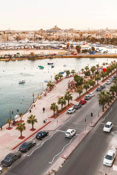 Vista panoramica sul lungomare di La Valletta da Sliema, Malta. Vista sul tramonto del porto di Marsamxett . — Foto Stock