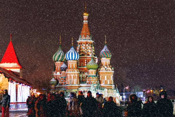 MOSCOW, RUSSIA - January 11, 2017. People walking on Red Square near famous St. Basil's Cathedral. Winter snowy evening. — Stock Photo, Image