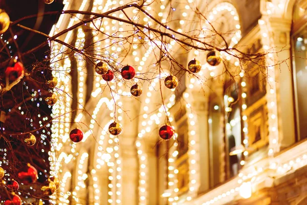 Moskova sokaklarında Noel ve yeni yıl kutlama için dekore edilmiştir. Ağaç parlak kırmızı ve sarı top ile. Ampuller ile binalar. Rusya.