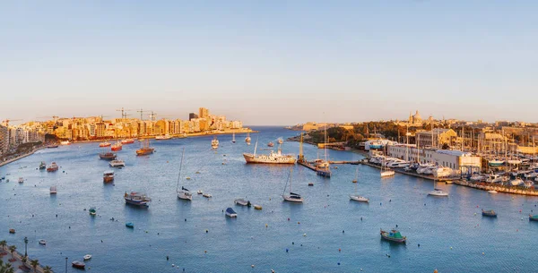 Vista panorámica del paseo marítimo de La Valeta a través de Marsamxett desde Sliema, Malta. Vista panorámica al atardecer del puerto de Marsamxett . — Foto de Stock