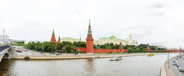 Panoráma a Kreml felhős nyári nap. Híres mérföldkő Moszkva történelmi központjában. Oroszország. — Stock Fotó