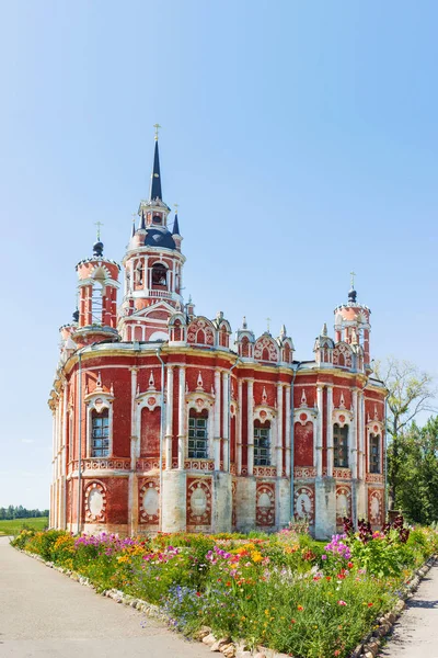 Catedral de Novo-Nikolsky (fue construida en el siglo XVIII-XIX) en el soleado día de verano. Mozhaysk, región de Moscú, Rusia — Foto de Stock