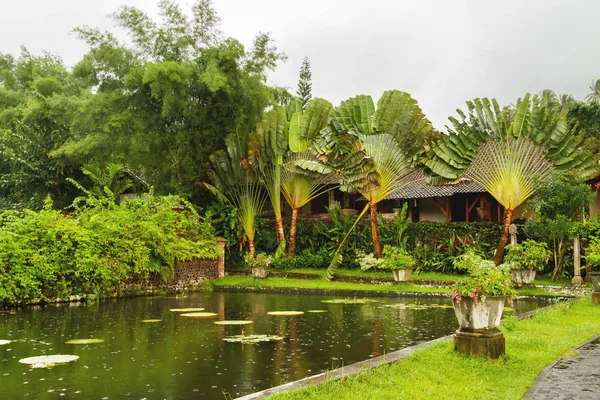 Su Palace, Tirta Gangga. Bali, Karangasem, Endonezya'nın Landmark. Kış yağmur mevsimi.