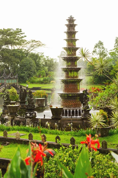 Palais d'eau de Tirta Gangga. Repère à Bali, Karangasem, Indonésie. Hiver saison des pluies . — Photo