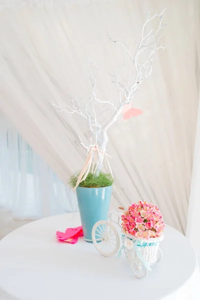 Düğün - beyaz şube ve dekoratif küçük bisiklet ile çiçek sepeti dekoratif öğelerinde. — Stok fotoğraf
