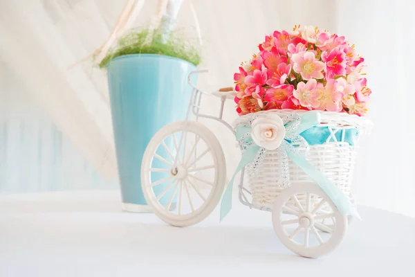 Ozdobné prvky na svatbě - bílá větev a dekorativní malé kolo s košíkem květin. — Stock fotografie