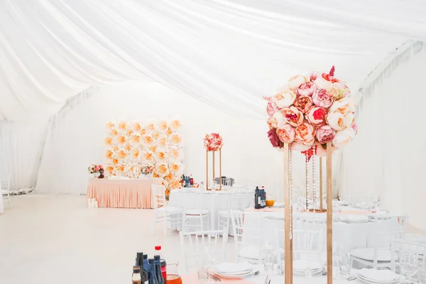 Conjunto de mesa para banquete de bodas con composición floral de rosas y peonía. Decoración de flores en jarrón alto . — Foto de Stock