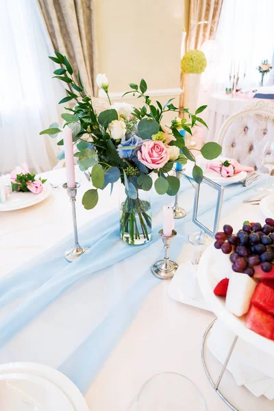 Накрытый стол для свадебного банкета с цветочной композицией роз . — стоковое фото