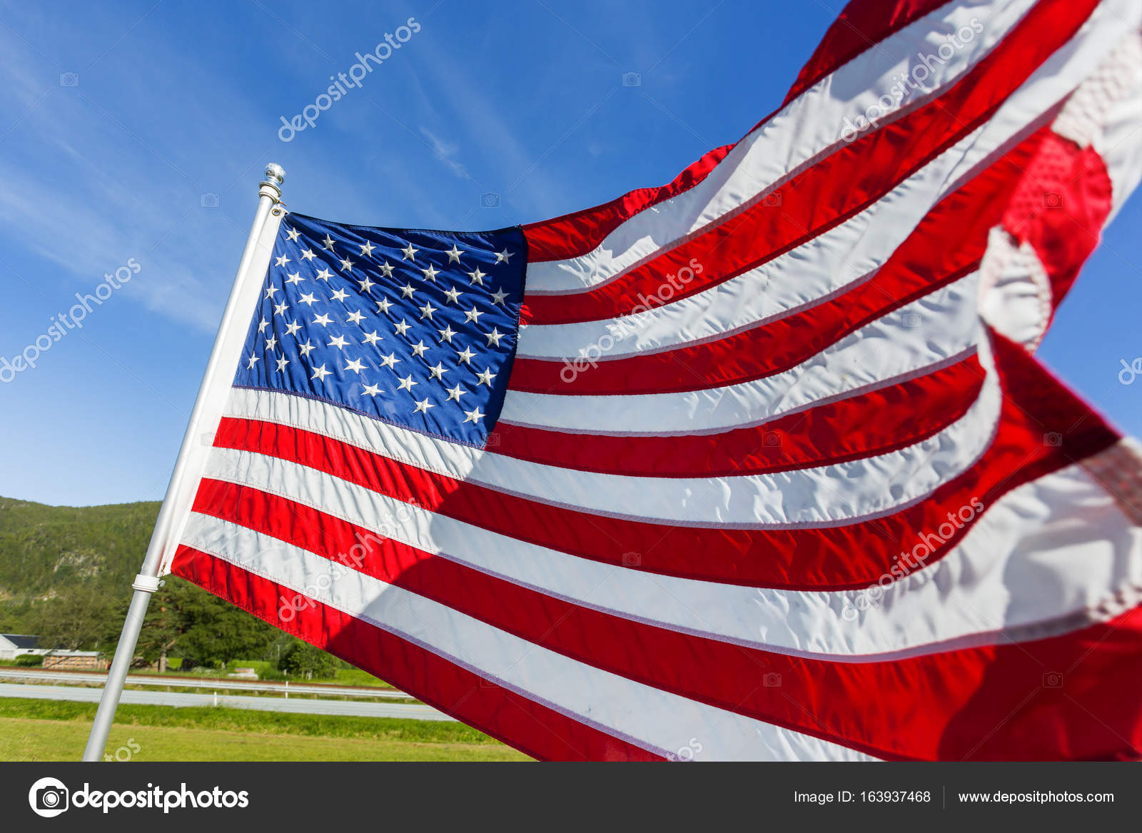 国旗的美利坚合众国 美国国旗或星星和条纹 古老的光荣 星条旗 迎风招展在对阵夏季森林景观在阳光灿烂的日子 图库照片 C Aksenovko 国旗的美利坚合众国 美国国旗或星星和条纹 古老的光荣 星条旗 迎风招展在对阵夏季森林景观在阳光灿烂的日子 图库照片 C Aksenovko