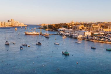 Valletta sahilinde manzarası Görünümü Sliema, Malta üzerinden Marsamxett üzerinden. Marsamxett limanının Panorama gün batımı görünümü.