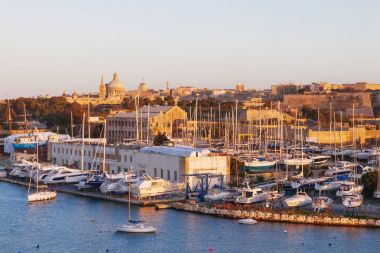 Valletta sahilinde manzarası Görünümü Sliema, Malta üzerinden Marsamxett üzerinden. Marsamxett limanının Panorama gün batımı görünümü.