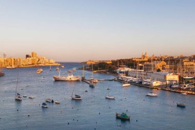 Valletta sahilinde manzarası Görünümü Sliema, Malta üzerinden Marsamxett üzerinden. Marsamxett limanının Panorama gün batımı görünümü.
