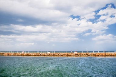 İnsanlar deniz port El Kantaoui, Tunus iskelede yürüyüş. 