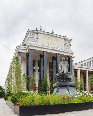 Ünlü Rus yazar Dostoyevski İstanbul Rusya Devlet Kütüphanesi önünde anıt. Moscow, Rusya Federasyonu.