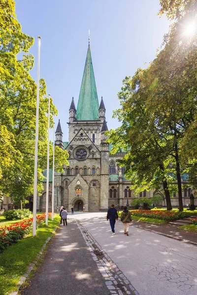 Trondheim, Norveç - 15 Haziran 2017. Güneşli yaz günde Nidaros Cathedral (Nidarosdomen) yanında yürüyen turist. 
