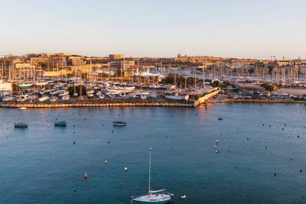 Valletta sahilinde manzarası Görünümü Sliema, Malta üzerinden Marsamxett üzerinden. Marsamxett limanının Panorama gün batımı görünümü.