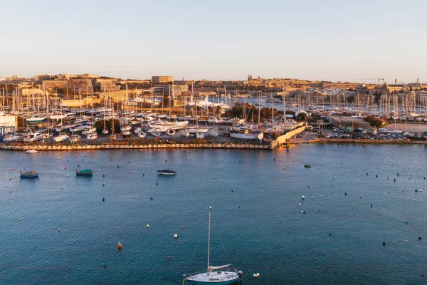 Vista panorámica del paseo marítimo de La Valeta a través de Marsamxett desde Sliema, Malta. Vista panorámica al atardecer del puerto de Marsamxett . — Foto de Stock