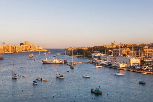 Vista panorámica del paseo marítimo de La Valeta a través de Marsamxett desde Sliema, Malta. Vista panorámica al atardecer del puerto de Marsamxett . — Foto de Stock