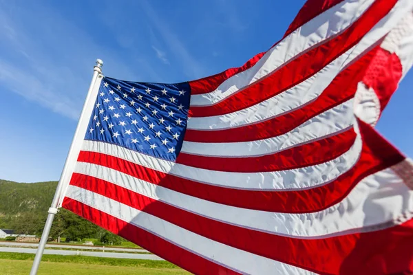 Flaga Macha Stany Zjednoczone (American flag lub gwiazdami i paski, Old Glory, Spangled Banner) na wietrze przeciwko las lato krajobraz w słoneczny dzień. — Zdjęcie stockowe