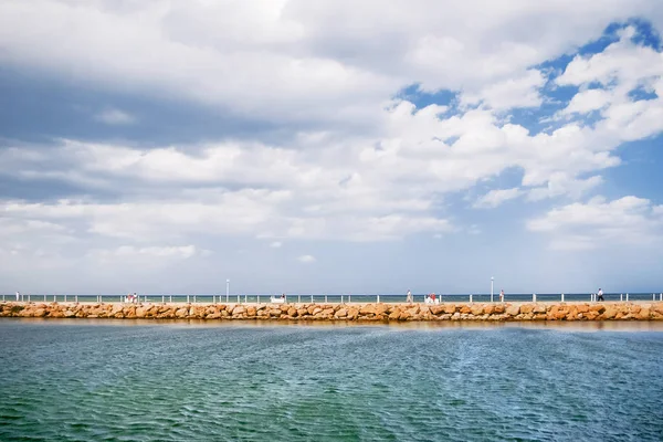 İnsanlar deniz port El Kantaoui, Tunus iskelede yürüyüş. 