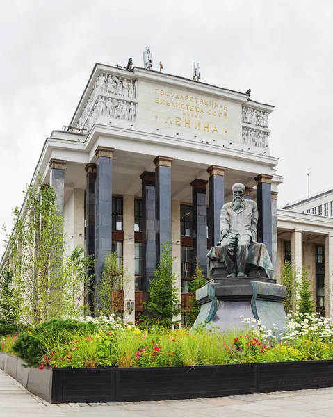유명한 러시아 작가 도스토옙스키 F.M. 러시아 주립 도서관 앞에 기념물. 모스크바, 러시아. — 스톡 사진