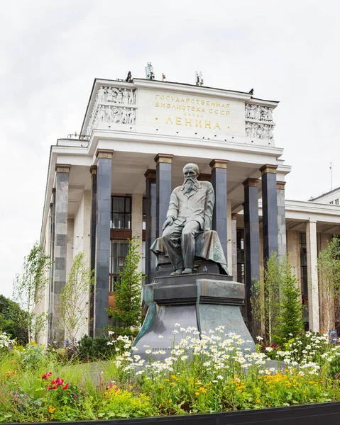 Monument to famous russian writer Dostoevsky F.M. in front of Russian State Library. Moscow, Russia. — Stock Photo, Image