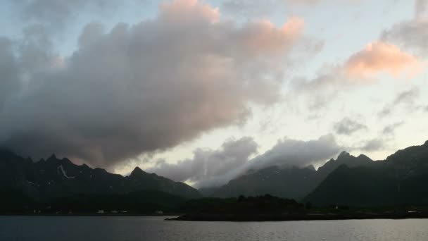 美丽的日落全景在挪威罗弗敦群岛上。游戏中时光倒流剪辑. — 图库视频影像