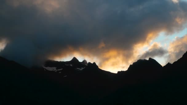 Prachtige zonsondergang panoramisch uitzicht op de Lofoten eilanden, Noorwegen. Timelapse clip. — Stockvideo