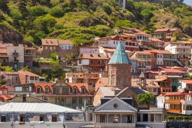 Tiflis, kafe, küçük restoranlar ile şehrin eski kısmı kaldırım ve antika binalar Arnavut kaldırımlı.
