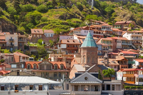 Tiflis, kafe, küçük restoranlar ile şehrin eski kısmı kaldırım ve antika binalar Arnavut kaldırımlı.