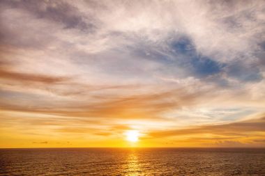 Farklı şekiller bulutlu gün batımı. Bali, Endonezya, Hint Okyanusu.