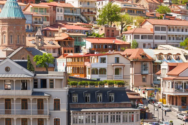 Tiflis, Gürcistan - 01 Mayıs 2017. Kafe, küçük restoranlar, Arnavut kaldırımlı kaldırım ve antika binalar ile şehrin eski kısmı. 