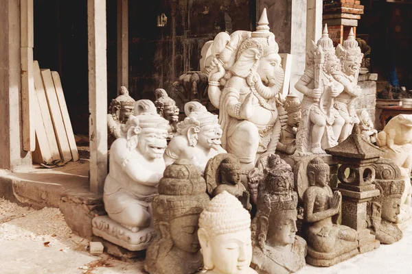 Bahçe heykelleri ve heykeller ile alışveriş. Bali, Endonezya.