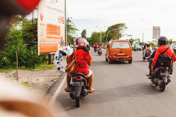 KINTAMANI, INDONESIA - 26 de enero de 2013. La vida callejera. La gente conduce motos y coches . — Foto de Stock