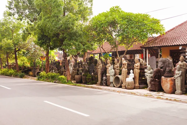 Tienda con estatuas de jardín y esculturas. Bali, Indonesia . — Foto de Stock