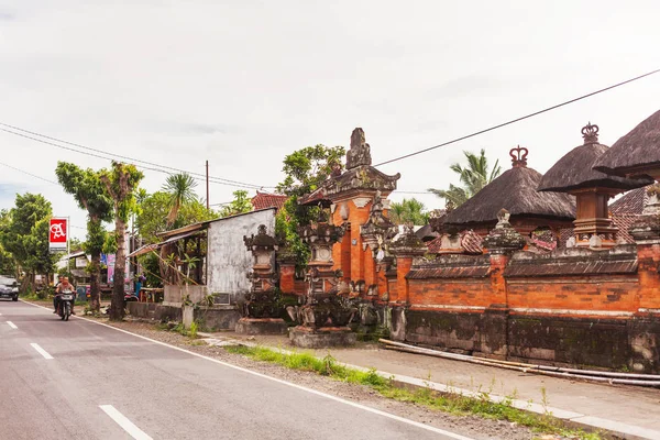 Ubud, Endonezya - 26 Ocak 2013. Geleneksel mimari detaylar Asya - oyma taş kapılar ve duvarlar. Bali Adası.