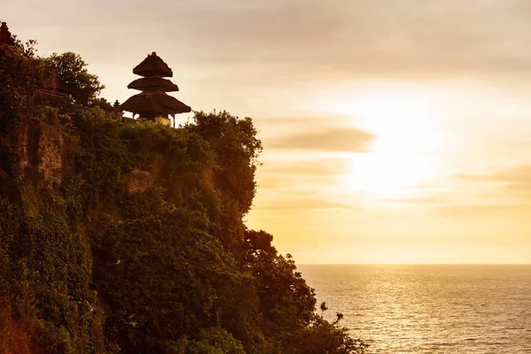 Západ slunce v Pura Luhur Uluwatu. Ostrov Bali, Indonésie. — Stock fotografie